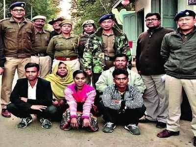 মিয়ানমারের নিরাপত্তা বাহিনীর সদস্যদের সঙ্গে পাঁচ সদস্যের রোহিঙ্গা পরিবার