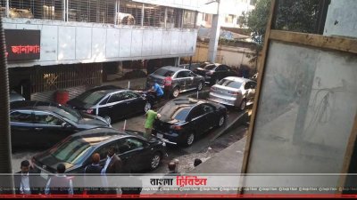 পরিবহন পুলে ধোয়ামোছা হচ্ছে গাড়ি 