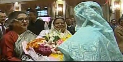 শপথ নেওয়ার পর প্রধানমন্ত্রীকে ফুল দিয়ে শুভেচ্ছা জানান শেখ রেহানা