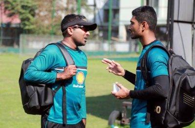 কোচ মাহেলা জয়াবর্ধনের সঙ্গে দল নিয়ে আলোচনা করছেন মাহমুদউল্লাহ