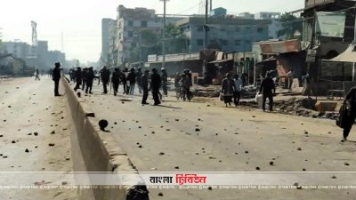 সড়ক থেকে শ্রমিকদের সরিয়ে দেয় পুলিশ 