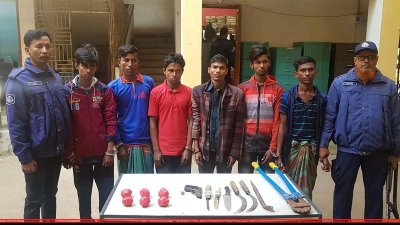 অস্ত্রসহ ছয় ডাকাত গ্রেফতার