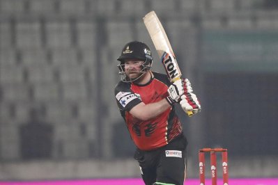 দ্রুত উইকেট পতনে বিপদে খুলনা