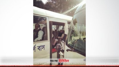 বাসে চড়ে সাভারে জাতীয় স্মৃতিসৌধে যান মন্ত্রিপরিষদের সদস্যরা 