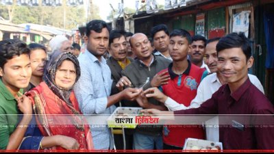 বীর বাহাদুর মন্ত্রী হওয়ায় মিষ্টি বিতরণ (ছবি&ndash; প্রতিনিধি)