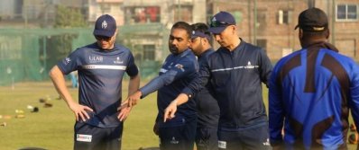 জয়ের ছকই হয়তো কষছেন খুলনা টাইটানস কোচ মাহেলা জয়াবর্ধনে