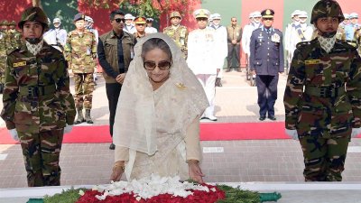 টুঙ্গিপাড়ায় জাতির জনকের সমাধি সৌধে প্রধানমন্ত্রী শেখ হাসিনা (ছবি: ফোকাস বাংলা)