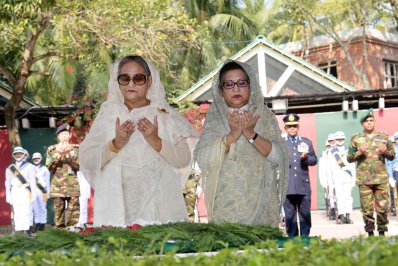 টুঙ্গিপাড়ায় জাতির জনকের সমাধি সৌধে প্রধানমন্ত্রী শেখ হাসিনা ও তার বোন শেখ রেহানা