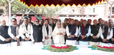 টুঙ্গিপাড়ায় মন্ত্রিপরিষদকে সঙ্গে নিয়ে জাতির জনকের সমাধি সৌধে শ্রদ্ধার্ঘ্য অর্পণ করেন প্রধানমন্ত্রী শেখ হাসিনা। (ছবি: ফোকাস বাংলা)