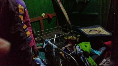 যুবলীগ নেতার বাড়িতে নব্য আওয়ামী লীগ নেতার হামলা