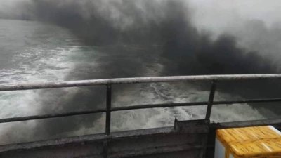 পরিবেশ দূষণের দায়ে পর্যটকবাহী জাহাজকে ১ লাখ টাকার জরিমানা