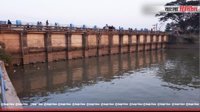 মজুচৌধুরীর হাটে রহমতখালী নদীর ওপর বাঁধ