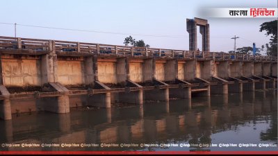 মজুচৌধুরীর হাটে রহমতখালী নদীর ওপর বাঁধ