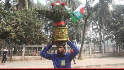 প্রধানমন্ত্রী দেওয়ার জন্য বানানো নৌকা সদৃশ গাছ (ছবি- সাজ্জাদ হোসেন)