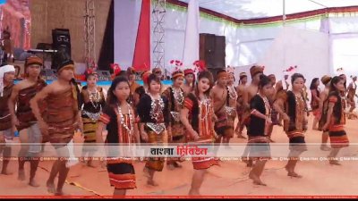 নৃত্য পরিবেশন করছে বম সম্প্রদায়ের ছেলে-মেয়েরা