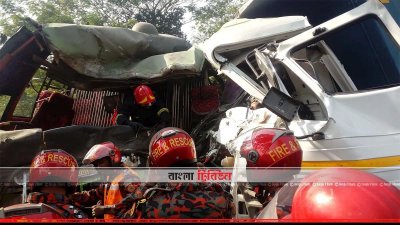 বাস ও ট্রাকের মুখোমুখি সংঘর্ষে তিনজন নিহত