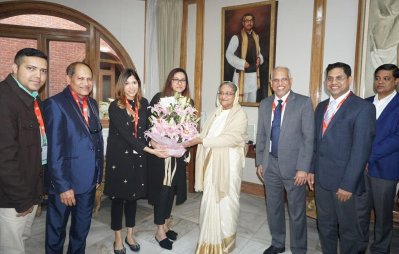 প্রধানমন্ত্রীকে ফুলেল শুভেচ্ছা জানালো ওয়ালটন পরিবার