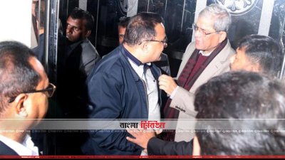 জেলা বিএনপির দুই নেতার মধ্যে বাক-বিতণ্ডার এক পর্যায়ে ফখরুল ইসলাম জেলা সভাপতি সাইফুলকে নিবৃত করেন