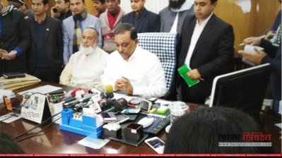 মন্ত্রণালয়ে কথা বলছেন স্বরাষ্ট্রমন্ত্রী আসাদুজ্জামান খান কামাল (ফাইল ছবি)
