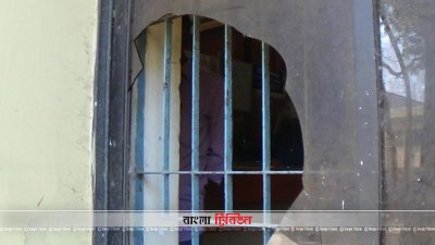 ময়মনসিংহে পুলিশ-কলেজ শিক্ষক হাতাহাতি, কোতোয়ালি থানা ভাঙচুর