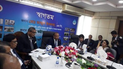 ঢাকা ওয়াসা কর্মকর্তাদের উদ্দেশে বক্তব্য রাখছেন স্থানীয় সরকারমন্ত্রী তাজুল ইসলাম