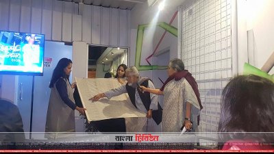 জামদানি মোটিফের খুঁটিনাটি দেখাচ্ছেন চন্দ্রশেখর সাহা 