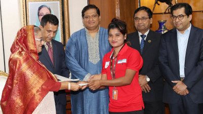 সাফ টুর্নামেন্টে অপরাজিত চ্যাম্পিয়ন হওয়ায় অনূর্ধ্ব-১৮ নারী ফুটবল দলের বাকি ১০ খেলোয়াড় ও এক কর্মকর্তার হাতে পুরস্কারের চেক তুলে দেন প্রধানমন্ত্রী শেখ হাসিনা। (ছবি-বাসস)