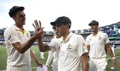 প্যাট কামিন্স (বাঁমে) পেয়েছেন ৪ উইকেট, ঝাই রিচার্ডসনের শিকার ৩ উইকেট