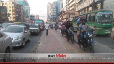 সড়ক ছেড়ে ফুটপাতে মোটরসাইকেল