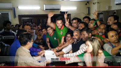 মেযর পদে মনোনয়ন পেতে আবেদন জমা দিচ্ছেন আদম তমিজি