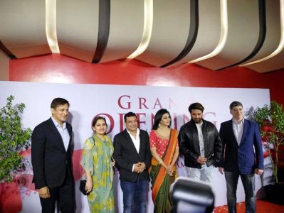 স্টার সিনেপ্লেক্সের চেয়ারম্যান মাহবুব রহমান রুহেলের (সবার বামে) সঙ্গে অতিথিরা