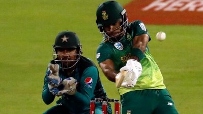 দক্ষিণ আফ্রিকার ম্যাচ জয়ী রিজা হেনড্রিকসের একটি শট