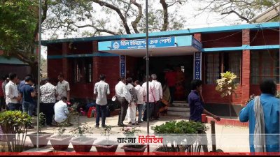 হিলি চেকপোস্ট দিয়ে যাত্রী পারাপার চলছে
