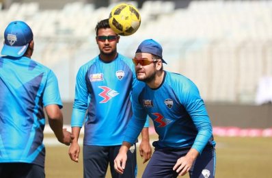 প্র্যাকটিসে ফুটবল খেলছেন টুর্নামেন্টের সর্বোচ্চ রান সংগ্রাহক রংপুরের রাইলি রোসো
