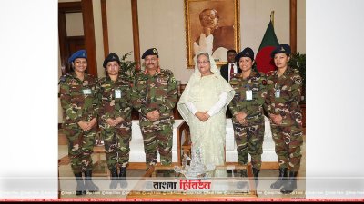 প্রধানমন্ত্রীর সঙ্গে সেনা প্রধান ও পদোন্নতি পাওয়া চার নারী সেনা কর্মকর্তা