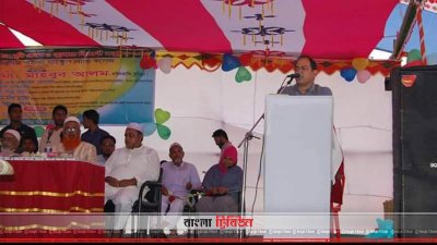 মোল্লাকান্দি লালমিয়া পাইলট হাইস্কুল অ্যান্ড কলেজে বক্তব্য রাখছেন ইউএনও মো. মাহবুব আলম