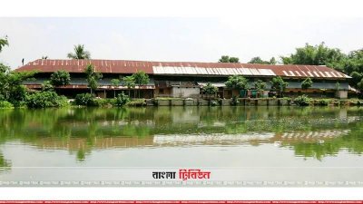 ৩৩ বছর আগে বানানো ১০৮ কক্ষের মাটির বাড়ি