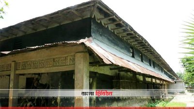 ৩৩ বছর আগে বানানো ১০৮ কক্ষের মাটির বাড়ি