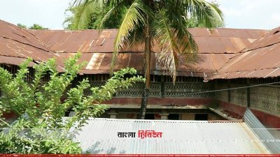 ৩৩ বছর আগে বানানো ১০৮ কক্ষের মাটির বাড়ি