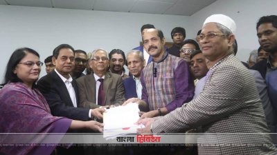 মনোনয়নপত্র জমা দেওয়ার সময় আতিকুল আসলাম 