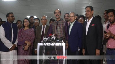 মনোনয়নপত্র জমাদানের পর সাংবাদিকদের সঙ্গে কথা বলছেন আতিকুল ইসলাম 