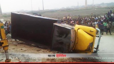 ইট বোঝাই ট্রাক উল্টে নদীতে পড়ে চারজন নিহত 