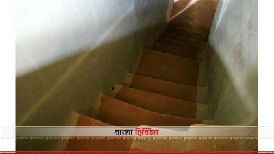 ৩৩ বছর আগে বানানো ১০৮ কক্ষের মাটির বাড়ির সিঁড়ি