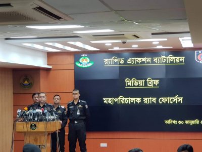 সংবাদ সম্মেলনে র&zwj;্যাবের মহাপরিচালক
