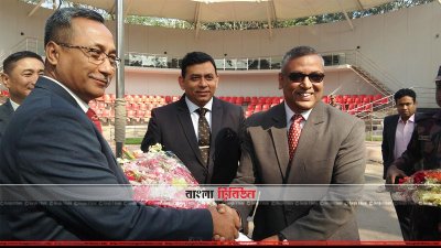 বেনাপোল নোম্যান্সল্যান্ডে বিএসএফ প্রতিনিধি দলকে ফুল দিয়ে শুভেচ্ছা জানানো হচ্ছে (ছবি- প্রতিনিধি)