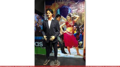 মৃণাল হকের তৈরি শাহরুখ খানের ভাস্কর্য