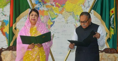 গাইবান্ধা-৩ আসনের সংসদ সদস্য ইউনুস আলী সরকারকে শপথ পড়ান স্পিকার