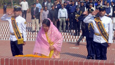 জাতীয় স্মৃতিসৌধে স্পিকারের শ্রদ্ধা নিবেদন