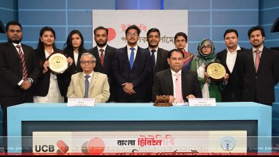 ছায়া সংসদ বিতার্কিকদের সঙ্গে ঢাবি উপাচার্য