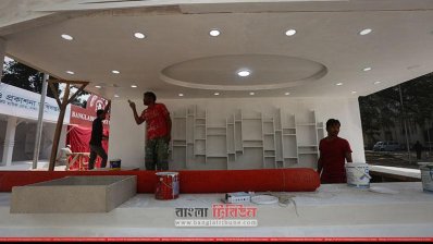 কোনও কোনও স্টলে চলছে শেষ সময়ের রংতুলির কাজ
